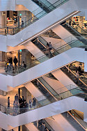 Rolltreppen in einem asiatischen Einkaufszentrum