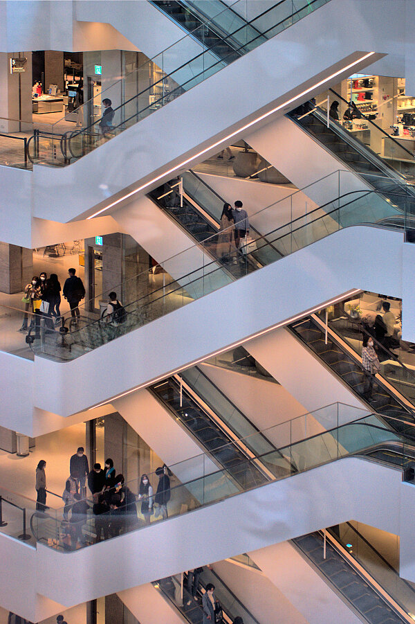 Rolltreppen in einem asiatischen Einkaufszentrum